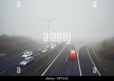 Verkehr in dichtem Nebel. Autos auf der Autobahn. Prag, Tschechische Republik Stockfoto
