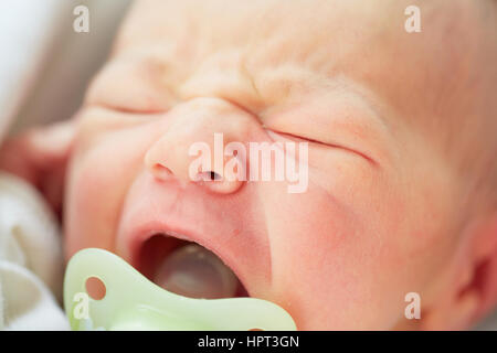 Neugeborenes Baby weint - selektiven Fokus Stockfoto