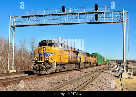 Durch drei Lokomotive Einheiten führen, eine Richtung Westen Union Pacific unit train von containerisierte Fracht aus Chicago. Elburn, Illinois, USA. Stockfoto