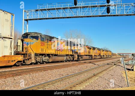 Unter der Leitung von fünf Lokomotive Einheiten, eine eastbound Union Pacific unit train von containerisierte Fracht für Chicago bestimmt. Elburn, Illinois USA. Stockfoto