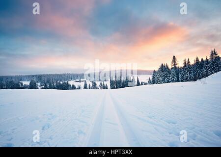 Winterlandschaft bei Sonnenuntergang. Langlaufen im Böhmerwald, Tschechien Stockfoto