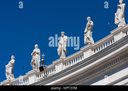 Denkmäler auf dem Dach der St. Peter Basilika in sonnigen Tag Stockfoto