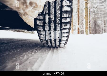 Detail des Reifens Winter unterwegs. Stockfoto