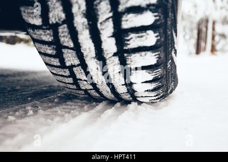 Detail des Reifens Winter unterwegs. Stockfoto