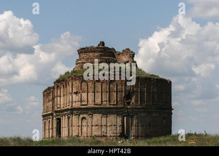 Chiajna, Rumänien, 8. August 2009: Die Ruinen von Chiajna Kirche aus dem 17. Jahrhundert. Stockfoto