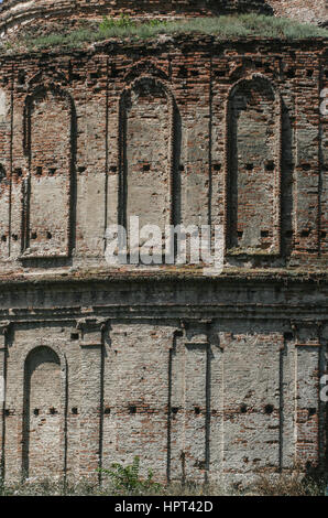 Chiajna, Rumänien, 8. August 2009: Die Ruinen von Chiajna Kirche aus dem 17. Jahrhundert. Stockfoto