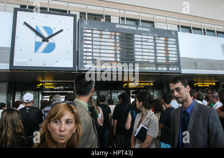 Bukarest, Rumänien, 14. August 2009: Flüge Informationstafel am Henry Coanda Flughafen. Stockfoto