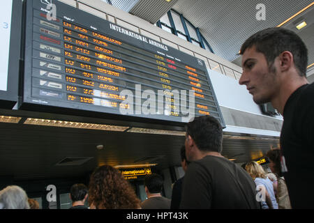 Bukarest, Rumänien, 14. August 2009: Flüge Informationstafel am Henry Coanda Flughafen. Stockfoto