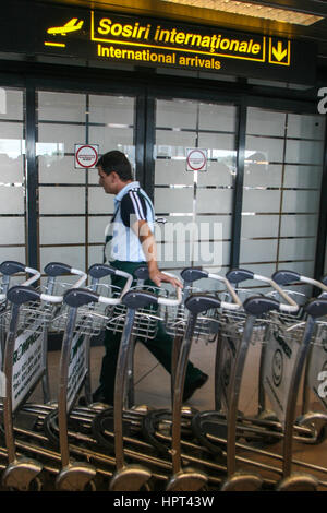 Bukarest, Rumänien, 14. August 2009: Menschen sind Ausfahrt auf der internationalen Ankunftshalle am Henry Coanda Flughafen. Stockfoto