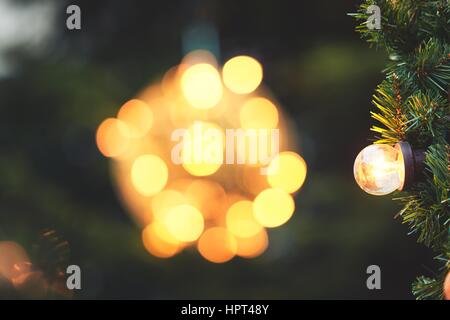 Glühbirne an den Weihnachtsbaum - selektiven Fokus Stockfoto