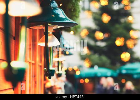 Lampen in den traditionellen Weihnachtsmarkt, Wien, Österreich Stockfoto