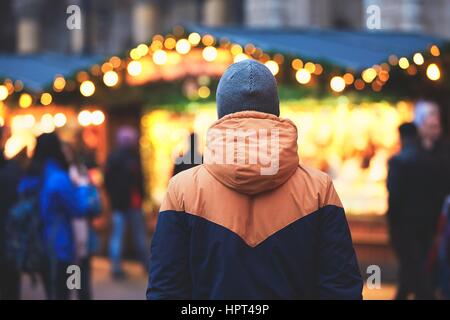 Junger Mann auf Weihnachtsmarkt, Wien, Österreich Stockfoto