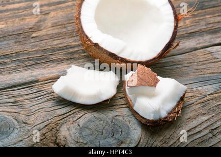 frische Kokosnüsse auf alten Holztisch Stockfoto