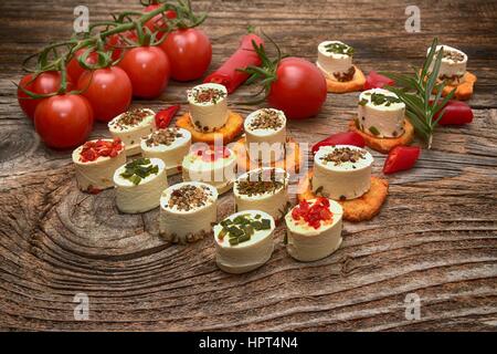 knusprige Baguette Scheiben mit Frischkäse und Kräutern Stockfoto