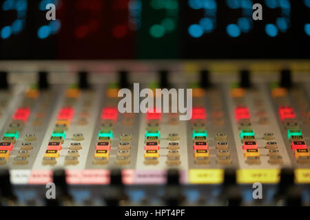 Professionelles Audio Mischpult mit Fader und Anpassung der Knöpfe - Radio / TV broadcasting Stockfoto