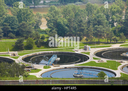 Kläranlage - Gruppen von Lagertanks mit Abwasser Stockfoto