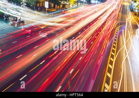 Belebte Straße in der Nacht - Bangkok, Thailand Stockfoto