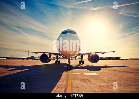 Flugzeug ist um im Sunrise ausziehen Rollen Stockfoto