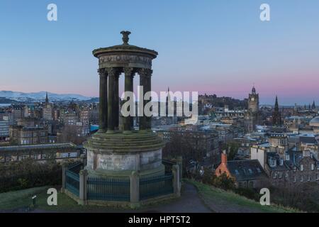 Edinburgh, UK. 24. Februar 2017. Großbritannien Wetter. Sonnenaufgang auf dem Calton Hill, Edinburgh. Schnee liegt auf den Pentland Hills mit Blick auf Edinburgh. Bildnachweis: Rich Dyson/Alamy Live-Nachrichten Stockfoto