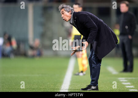 Florenz, Italien. 23. Februar 2017. Fiorentina Trainer Paulo Sousa reagiert während der Europa League Runde der 32 Knock-Out-Unentschieden zwischen der italienischen Serie A Seite AFC Fiorentina und deutschen Bundesligisten Borussia Moenchengladbach im Stadion Artemio Franchi in Florenz, Italien, 23. Februar 2017. Foto: Marius Becker/Dpa/Alamy Live News Stockfoto