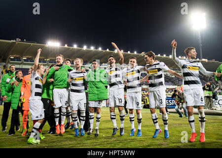 Florenz, Italien. 23. Februar 2017. Gladbach Team feiert den Sieg nach der Europa League Runde der 32 Knock-Out-Unentschieden zwischen der italienischen Serie A Seite AFC Fiorentina und deutschen Bundesligisten Borussia Moenchengladbach im Stadion Artemio Franchi in Florenz, Italien, 23. Februar 2017. Foto: Marius Becker/Dpa/Alamy Live News Stockfoto