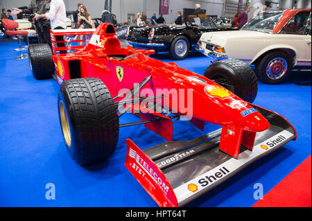 ExCel, London, UK. 23. Februar 2017. Eröffnungstag der 2017 Classic Car Show mit spektakulären Coupés, Limousinen und Rennwagen um die Grand Avenue angezeigt. Bildnachweis: Malcolm Park Leitartikel/Alamy Live-Nachrichten. Stockfoto