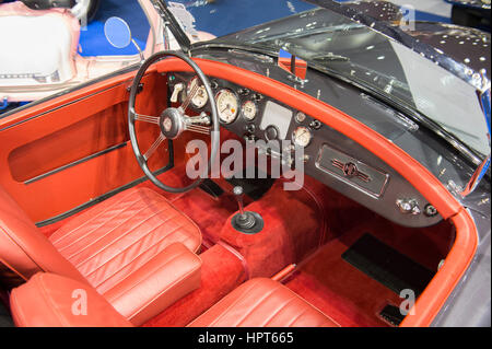 ExCel, London, UK. 23. Februar 2017. Eröffnungstag der 2017 Classic Car Show mit spektakulären Coupés, Limousinen und Rennwagen um die Grand Avenue angezeigt. Bildnachweis: Malcolm Park Leitartikel/Alamy Live-Nachrichten. Stockfoto