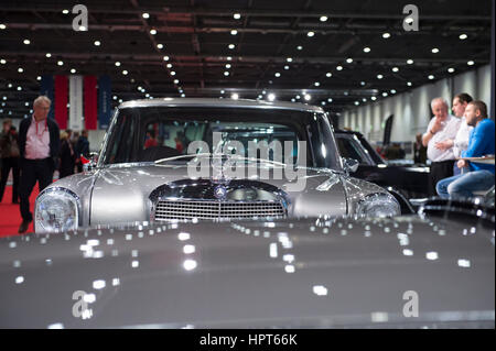 ExCel, London, UK. 23. Februar 2017. Eröffnungstag der 2017 Classic Car Show mit spektakulären Coupés, Limousinen und Rennwagen um die Grand Avenue angezeigt. Bildnachweis: Malcolm Park Leitartikel/Alamy Live-Nachrichten. Stockfoto