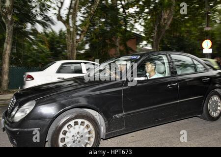 Kuala Lumpur, MALAYSIA. 24. Februar 2017. Zwei der Unidentify Mann Austreiben von der Botschaft der Demokratischen Volksrepublik Korea am 24. Februar 2017 in Kuala Lumpur, Malaysia. Bildnachweis: Chris Jung/ZUMA Draht/Alamy Live-Nachrichten Stockfoto