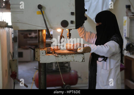 23. Februar 2017 - Amputierte als Folge des Krieges im Jemen erhalten Prothesen in einem Krankenhaus in der jemenitischen Stadt Taiz Kredit: Abdulnasser Alseddik/ImagesLive/ZUMA Draht/Alamy Live News Stockfoto