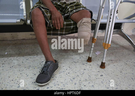 23. Februar 2017 - Amputierte als Folge des Krieges im Jemen erhalten Prothesen in einem Krankenhaus in der jemenitischen Stadt Taiz Kredit: Abdulnasser Alseddik/ImagesLive/ZUMA Draht/Alamy Live News Stockfoto