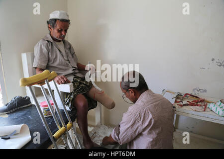 23. Februar 2017 - Amputierte als Folge des Krieges im Jemen erhalten Prothesen in einem Krankenhaus in der jemenitischen Stadt Taiz Kredit: Abdulnasser Alseddik/ImagesLive/ZUMA Draht/Alamy Live News Stockfoto