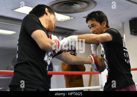 Tokio, Japan. 23. Februar 2017. (L-R) Shin Yamato, Shinsuke Yamanaka Boxen: Shinsuke Yamanaka aus Japan trainiert mit Trainer Shinsuke Yamanaka während eines Medien-Trainings bei Teiken Boxing Gym in Tokio, Japan. Bildnachweis: Hiroaki Yamaguchi/AFLO/Alamy Live-Nachrichten Stockfoto