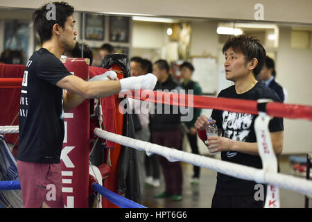 Tokio, Japan. 23. Februar 2017. (L-R) Shinsuke Yamanaka, Shin Yamato Boxen: Shinsuke Yamanaka aus Japan während eines Medien-Trainings bei Teiken Boxing Gym in Tokio, Japan. Bildnachweis: Hiroaki Yamaguchi/AFLO/Alamy Live-Nachrichten Stockfoto