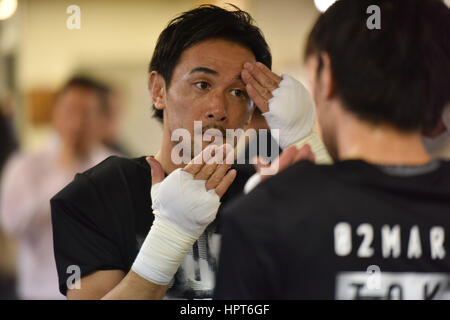 Tokio, Japan. 23. Februar 2017. Shinsuke Yamanaka Boxen: Shinsuke Yamanaka aus Japan während eines Medien-Trainings bei Teiken Boxing Gym in Tokio, Japan. Bildnachweis: Hiroaki Yamaguchi/AFLO/Alamy Live-Nachrichten Stockfoto