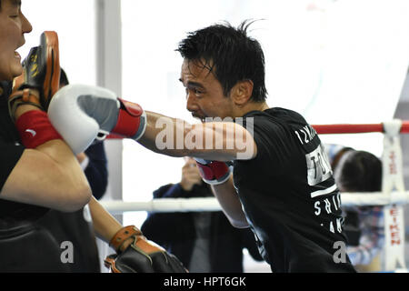 Tokio, Japan. 23. Februar 2017. (R-L) Shinsuke Yamanaka, Shin Yamato Boxen: Shinsuke Yamanaka aus Japan trainiert mit Trainer Shinsuke Yamanaka während eines Medien-Trainings bei Teiken Boxing Gym in Tokio, Japan. Bildnachweis: Hiroaki Yamaguchi/AFLO/Alamy Live-Nachrichten Stockfoto