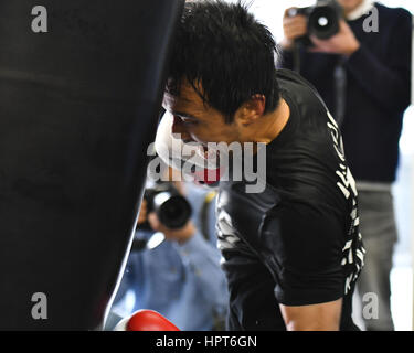 Tokio, Japan. 23. Februar 2017. Shinsuke Yamanaka Boxen: Shinsuke Yamanaka aus Japan bildet während eines Medien-Trainings bei Teiken Boxing Gym in Tokio, Japan. Bildnachweis: Hiroaki Yamaguchi/AFLO/Alamy Live-Nachrichten Stockfoto