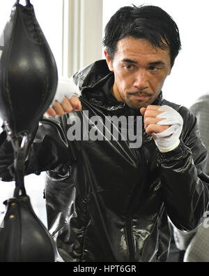 Tokio, Japan. 23. Februar 2017. Shinsuke Yamanaka Boxen: Shinsuke Yamanaka aus Japan bildet während eines Medien-Trainings bei Teiken Boxing Gym in Tokio, Japan. Bildnachweis: Hiroaki Yamaguchi/AFLO/Alamy Live-Nachrichten Stockfoto