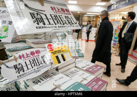 Harukis neue Roman Tötung Komturs geht auf Verkauf in Sanseido Buchladen am 24. Februar 2017, Tokio, Japan. Töten von Commendatore besteht aus zwei Büchern und wird herausgegeben von Shinchosha Publishing Co., die für seine erste Ausgabe in der Erwartung einer hohen Nachfrage bereits 1,3 Millionen Exemplare haben. Es gibt kein Datum festgelegt, noch für die übersetzten Versionen. (Foto von Rodrigo Reyes Marin/AFLO) Stockfoto