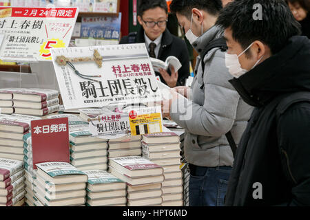 Harukis neue Roman Tötung Komturs geht auf Verkauf in Sanseido Buchladen am 24. Februar 2017, Tokio, Japan. Töten von Commendatore besteht aus zwei Büchern und wird herausgegeben von Shinchosha Publishing Co., die für seine erste Ausgabe in der Erwartung einer hohen Nachfrage bereits 1,3 Millionen Exemplare haben. Es gibt kein Datum festgelegt, noch für die übersetzten Versionen. (Foto von Rodrigo Reyes Marin/AFLO) Stockfoto
