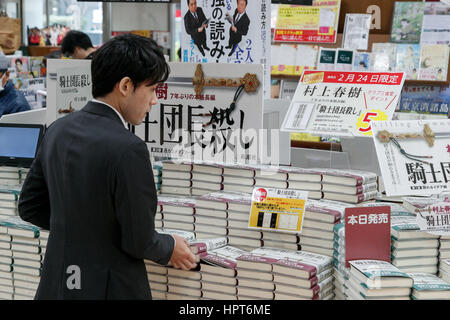 Harukis neue Roman Tötung Komturs geht auf Verkauf in Sanseido Buchladen am 24. Februar 2017, Tokio, Japan. Töten von Commendatore besteht aus zwei Büchern und wird herausgegeben von Shinchosha Publishing Co., die für seine erste Ausgabe in der Erwartung einer hohen Nachfrage bereits 1,3 Millionen Exemplare haben. Es gibt kein Datum festgelegt, noch für die übersetzten Versionen. (Foto von Rodrigo Reyes Marin/AFLO) Stockfoto