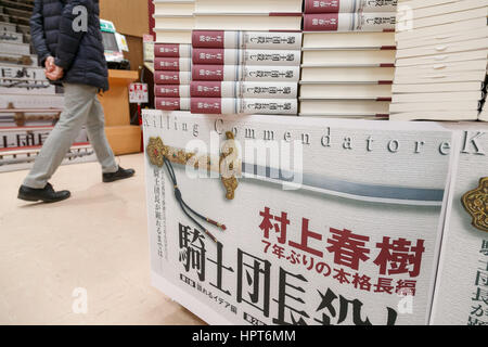 Harukis neue Roman Tötung Komturs geht auf Verkauf in Sanseido Buchladen am 24. Februar 2017, Tokio, Japan. Töten von Commendatore besteht aus zwei Büchern und wird herausgegeben von Shinchosha Publishing Co., die für seine erste Ausgabe in der Erwartung einer hohen Nachfrage bereits 1,3 Millionen Exemplare haben. Es gibt kein Datum festgelegt, noch für die übersetzten Versionen. (Foto von Rodrigo Reyes Marin/AFLO) Stockfoto