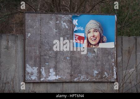 Ottendorf-Okrilla, Deutschland. 22. Februar 2017. Die Reste einer Werbung für die Mobilfunkanbieter Aldi Talk auf eine kommerzielle Brett in Ottendorf-Okrilla, Deutschland, 22. Februar 2017 zu sehen. Foto: Sebastian Kahnert/Dpa-Zentralbild/Dpa/Alamy Live News Stockfoto