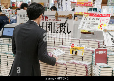 Harukis neue Roman Tötung Komturs geht auf Verkauf in Sanseido Buchladen am 24. Februar 2017, Tokio, Japan. Töten von Commendatore besteht aus zwei Büchern und wird herausgegeben von Shinchosha Publishing Co., die für seine erste Ausgabe in der Erwartung einer hohen Nachfrage bereits 1,3 Millionen Exemplare haben. Es gibt kein Datum festgelegt, noch für die übersetzten Versionen. (Foto von Rodrigo Reyes Marin/AFLO) Stockfoto