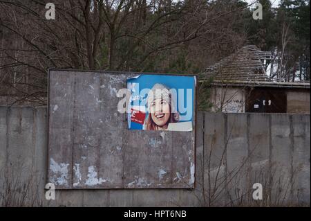 Ottendorf-Okrilla, Deutschland. 22. Februar 2017. Die Reste einer Werbung für die Mobilfunkanbieter Aldi Talk auf eine kommerzielle Brett in Ottendorf-Okrilla, Deutschland, 22. Februar 2017 zu sehen. Foto: Sebastian Kahnert/Dpa-Zentralbild/Dpa/Alamy Live News Stockfoto