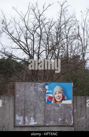 Ottendorf-Okrilla, Deutschland. 22. Februar 2017. Die Reste einer Werbung für die Mobilfunkanbieter Aldi Talk auf eine kommerzielle Brett in Ottendorf-Okrilla, Deutschland, 22. Februar 2017 zu sehen. Foto: Sebastian Kahnert/Dpa-Zentralbild/Dpa/Alamy Live News Stockfoto