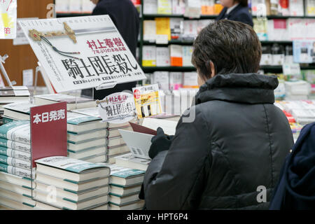 Harukis neue Roman Tötung Komturs geht auf Verkauf in Sanseido Buchladen am 24. Februar 2017, Tokio, Japan. Töten von Commendatore besteht aus zwei Büchern und wird herausgegeben von Shinchosha Publishing Co., die für seine erste Ausgabe in der Erwartung einer hohen Nachfrage bereits 1,3 Millionen Exemplare haben. Es gibt kein Datum festgelegt, noch für die übersetzten Versionen. (Foto von Rodrigo Reyes Marin/AFLO) Stockfoto