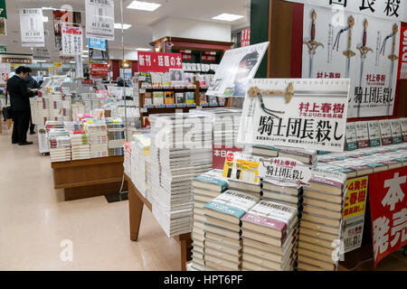 Harukis neue Roman Tötung Komturs geht auf Verkauf in Sanseido Buchladen am 24. Februar 2017, Tokio, Japan. Töten von Commendatore besteht aus zwei Büchern und wird herausgegeben von Shinchosha Publishing Co., die für seine erste Ausgabe in der Erwartung einer hohen Nachfrage bereits 1,3 Millionen Exemplare haben. Es gibt kein Datum festgelegt, noch für die übersetzten Versionen. (Foto von Rodrigo Reyes Marin/AFLO) Stockfoto