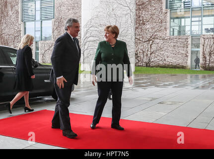 Berlin, Deutschland. 24. Februar 2017. Bundeskanzlerin Angela Merkel (1. R) begrüßt Besuch Präsident des Europäischen Parlaments Antonio Tajani (2. R) in Berlin, Deutschland, am 24. Februar 2017. Bildnachweis: Shan Yuqi/Xinhua/Alamy Live-Nachrichten Stockfoto