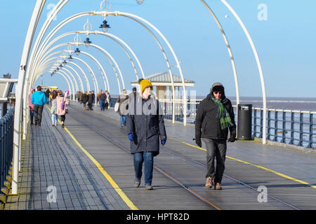 Southport, Merseyside, England. 24. Februar 2017. Großbritannien Wetter. Herrliche Frühlingssonne Glasuren in Southport in Merseyside.  Nach den starken Winden von Doris Day gehen die Menschen die Bretter von Southport des berühmten Pier, die herrliche Sonne genießen.  Bildnachweis: Cernan Elias/Alamy Live-Nachrichten Stockfoto